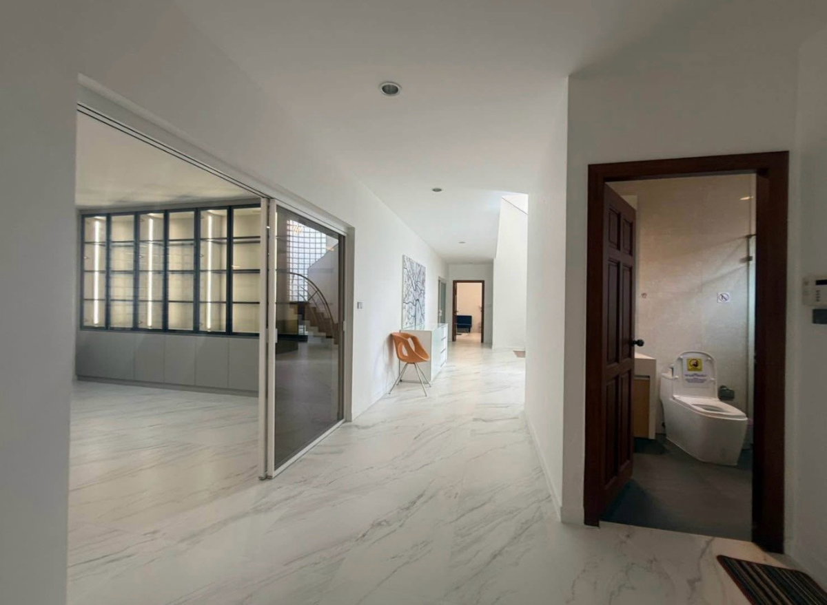 รูป LTHC162340 | Single House for Rent – Soi Pridi 42 | 550 Sq.m. | 5 Beds | 5 Baths | Private Pool | 350K/Month - รูปที่ 3/7