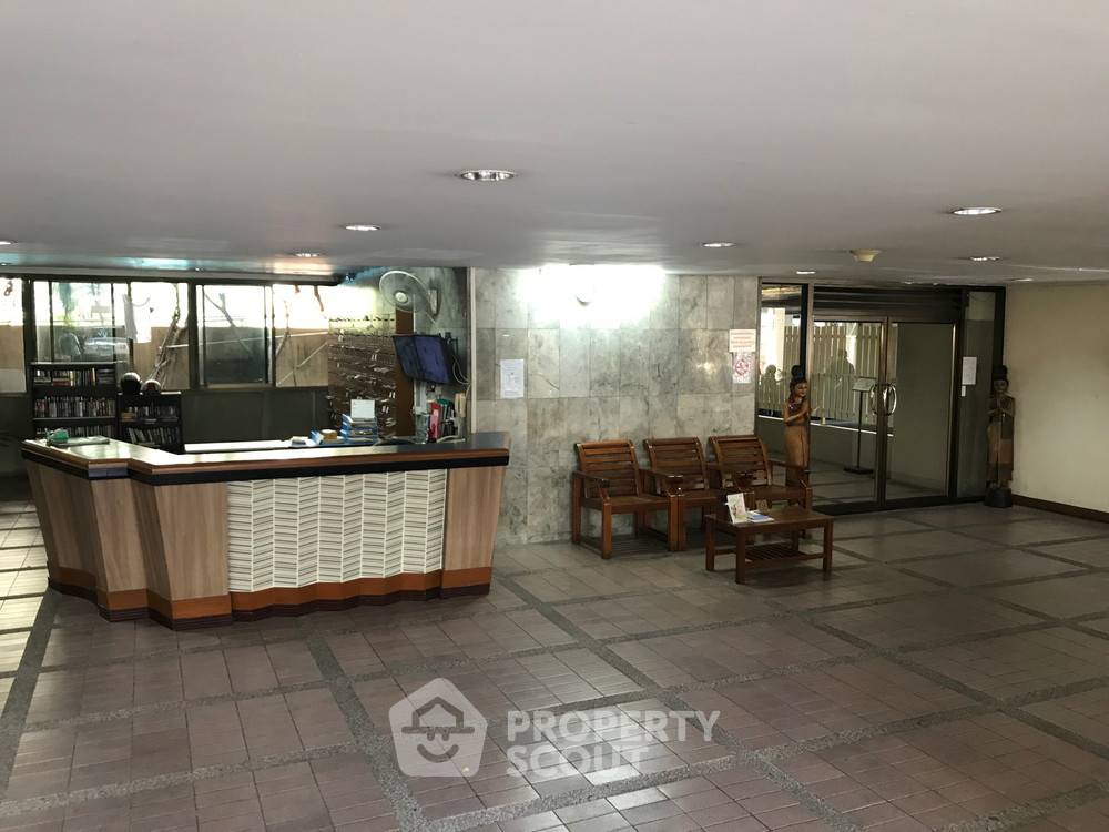 picture Great Value 1-BR Saranjai Mansion Condominium Near BTS Nana (ID 386864) - 11/12