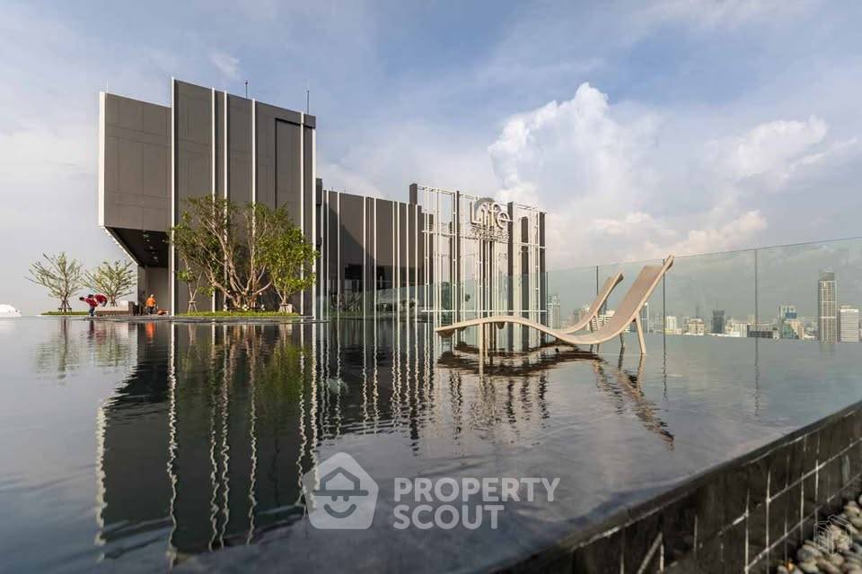 picture Great Value 30th-Floor 2-BR Life One Wireless Near BTS Phloen Chit (ID 3332783) - 38/40