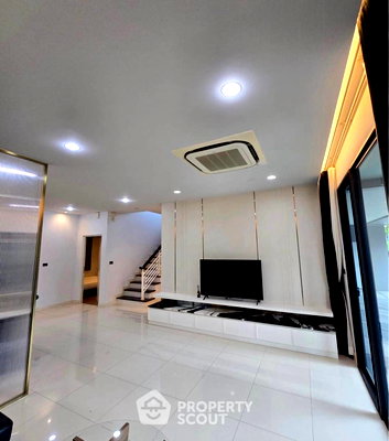 Houses for rent Bangkok : 3-BR 300 Sqm House At Setthasiri-Krungthep Kreetha 2 (ID 3337012)