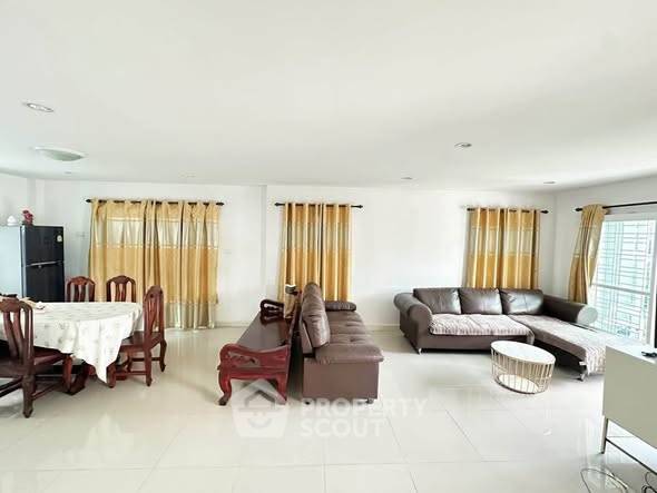 picture Spacious 3-BR 204 Sqm At Edge Central Pattaya (ID 3336106) - 3/15