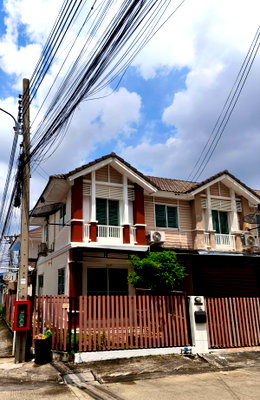 Townhouses for rent Samut Prakarn : Townhouse for Rent – Pruksa Ville 38 (Corner Unit) Ready to move in! Beautiful house, great location, quiet atmosphere with extra side space.