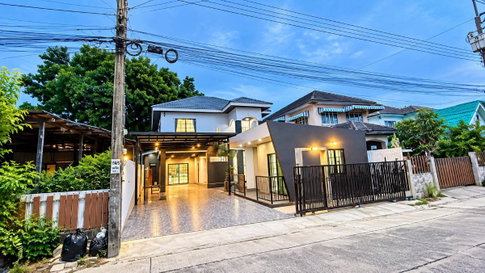 บ้านหลังใหญ่ รีโนเวทใหม่ ทำเลดี กว้างขวาง ราคาถูก ตกแต่งอย่างดี หมู่บ้าน ทรัพย์ไพศาล 107/122  ซอยเลียบวารี59 แขวงโคกแฝด เขตหนองจอก