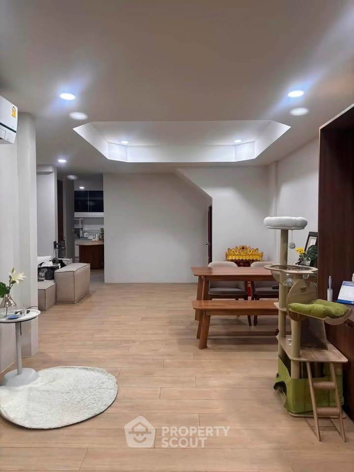 picture 3-BR Townhouse near MRT Huai Khwang (ID 3334157) - 10/17