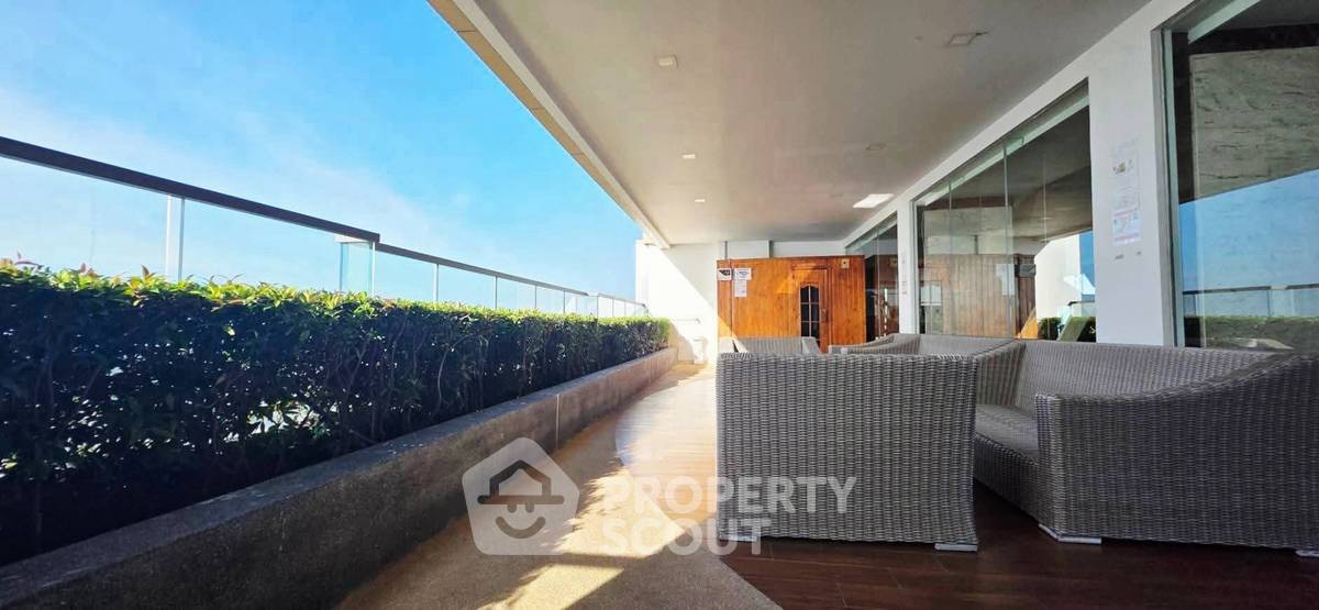 picture 1-BR Condo at The Peak Towers close to Phratamnak (ID 3334037) - 3/10