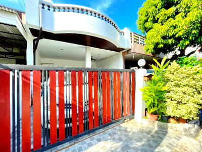 Townhouses for rent Rat Phatthana : 			Townhouse 400m. from Mistine Intersection Opposite Ramkhamhaeng 2 Hospital 500m away 30sq.wah. on the main road featuring 3 bed 3 bath 30          