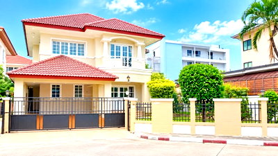 เช่าบ้านเดี่ยว เซ็นทรัล พลาซ่า บางนา : ให้เช่า บ้าน แบริ่ง 1.7 กม. โรงเรียนเซนต์โยเซฟบางนา ให้เช่าบ้านเดี่ยว 110ตรว 4นอน ใกล้กับ BTS ลาซาล 1.9 BTSศรีแบริ่ง 1.7