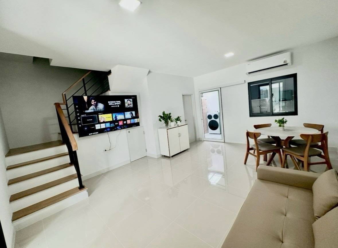 รูป ให้เช่า ทาวน์โฮมใหม่ Pleno Sukhumvit–Bangna 3 | 3 ห้องนอน | แต่งครบพรีเมียม | ฟรี Wi-Fi | ใกล้ Mega Bangna 800 ม. - รูปที่ 2/8