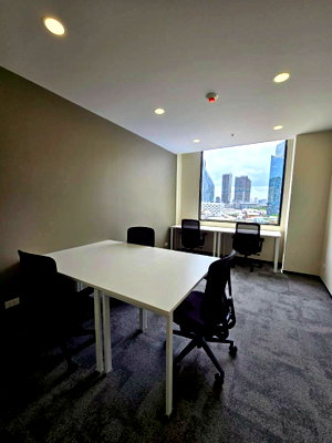 เช่าสำนักงาน วิทยาลัยสารพัดช่างสี่พระยา : สำนักงานและพื้นที่ Coworking ที่ Voco Surawong ใกล้ย่านธุรกิจสีลมและสาธร ห่างจากสถานี Sala Daeng BTS และ Si Lom MRT เพียงไม่กี่นาที