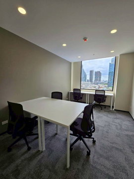 Voco Surawong provides a strategic workspace in the heart of Bangkok, near the Silom and Sathorn business districts.