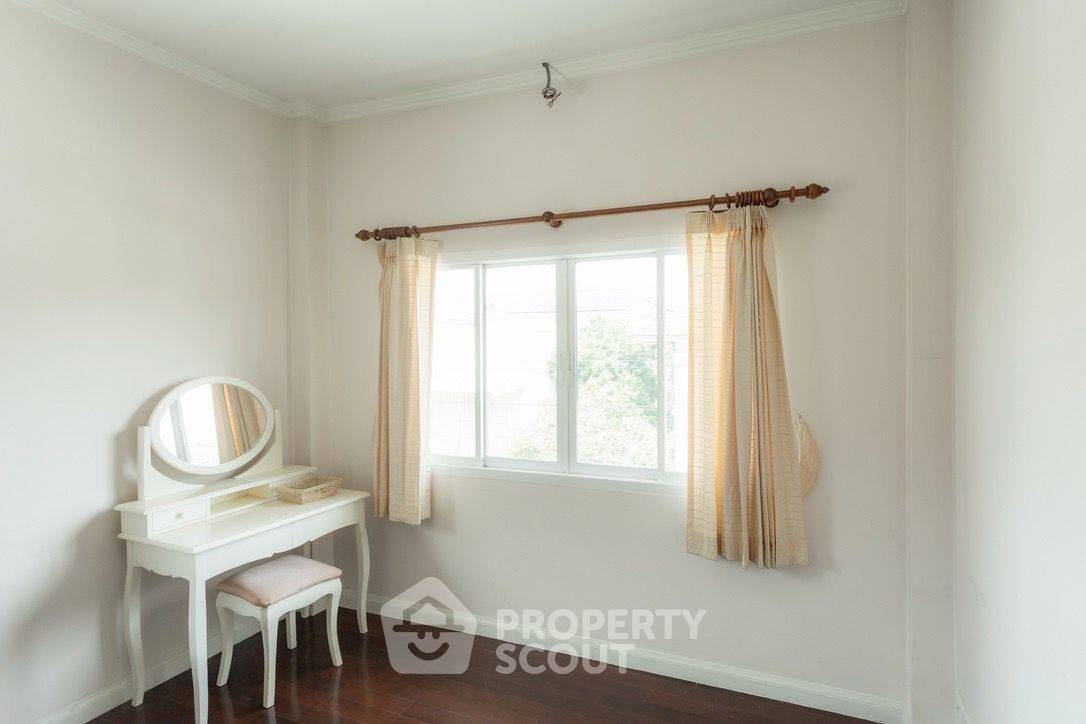 picture Spacious Three-Bedroom House For Rent In Sala Thammasop (ID 3337140) - 13/28
