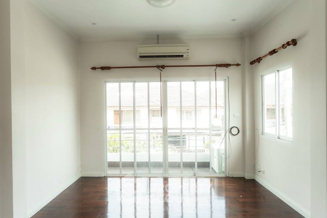 picture Spacious Three-Bedroom House For Rent In Sala Thammasop (ID 3337140) - 8/28