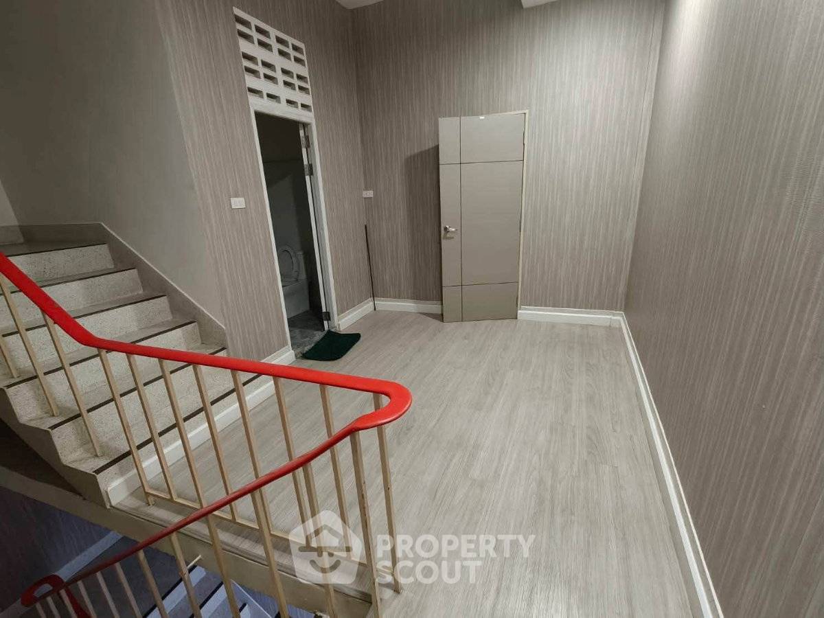 picture Pet-Friendly 4-BR Townhouse, BAAN KLANG MUANG RATCHADA 36, 100m To MRT Sutthisan (ID 3335292) - 2/13