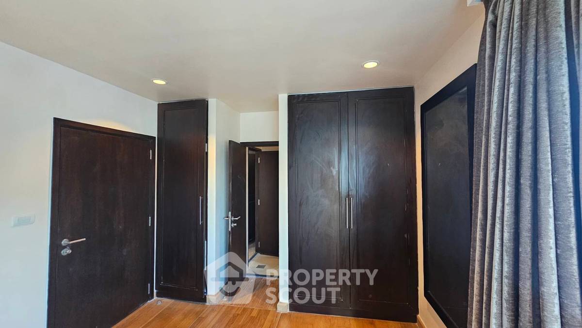 picture High-Floor 1-BR At Sathorn Gardens Near MRT Silom (ID 510352) - 28/32