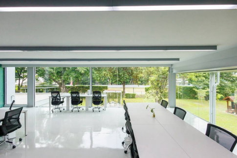 เซอร์วิสออฟฟิศให้เช่า ที่The Office Plus ในตัวเมืองเชียงใหม่ ย่านใจกลางธุรกิจ ส่วนหน้าอาคารแบบเปิดโล่งที่ให้ทัศนียภาพที่ชัดเจนในพื้นที่ทำงานแบบไดนามิก