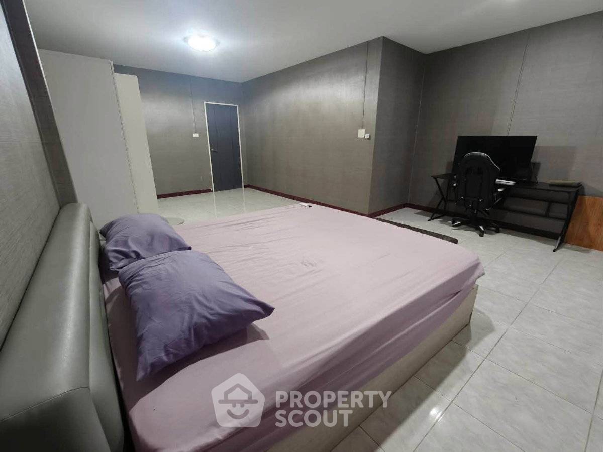 picture Pet-Friendly 4-BR Townhouse, BAAN KLANG MUANG RATCHADA 36, 100m To MRT Sutthisan (ID 3335292) - 7/13