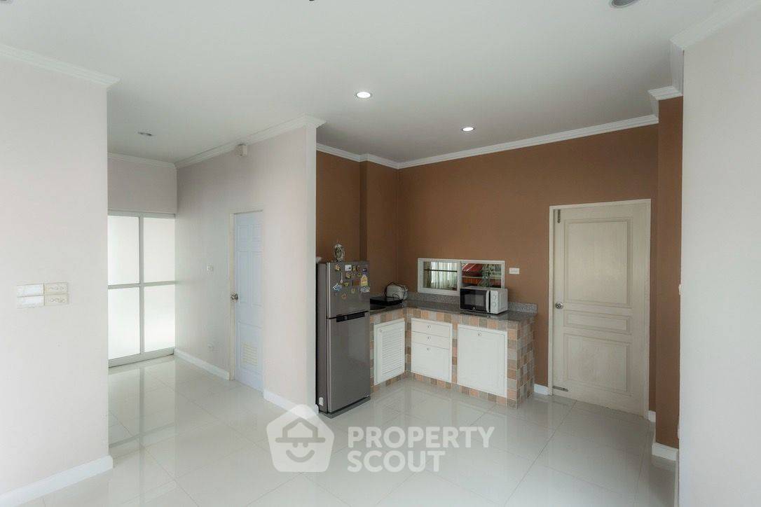 picture Spacious Three-Bedroom House For Rent In Sala Thammasop (ID 3337140) - 6/28