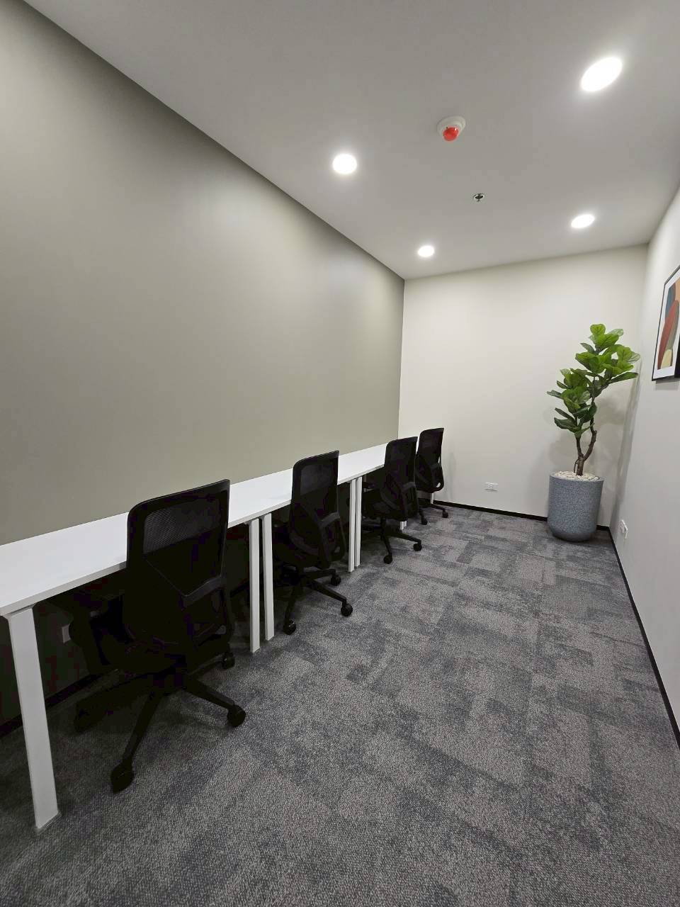 Voco Surawong provides a strategic workspace in the heart of Bangkok, near the Silom and Sathorn business districts.