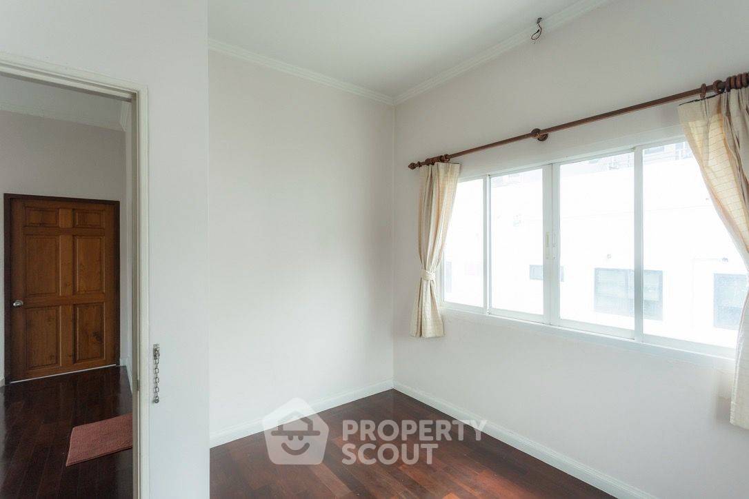 picture Spacious Three-Bedroom House For Rent In Sala Thammasop (ID 3337140) - 9/28