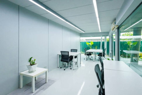 เซอร์วิสออฟฟิศให้เช่า ที่The Office Plus ในตัวเมืองเชียงใหม่ ย่านใจกลางธุรกิจ ส่วนหน้าอาคารแบบเปิดโล่งที่ให้ทัศนียภาพที่ชัดเจนในพื้นที่ทำงานแบบไดนามิก