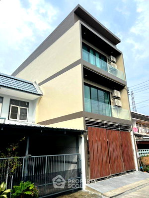 Townhouses for sale Bangkok : Pet-Friendly 4-BR Townhouse 240 Sqm Near MRT Ratchadaphisek (ID 3334073)