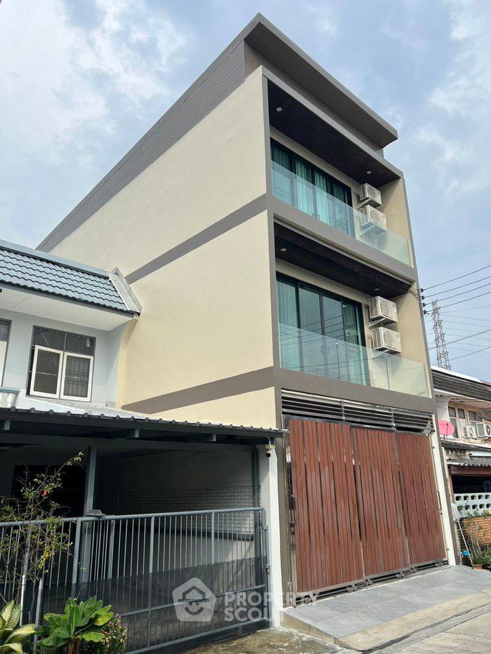 picture Pet-Friendly 4-BR Townhouse 240 Sqm Near MRT Ratchadaphisek (ID 3334073) - 1/10