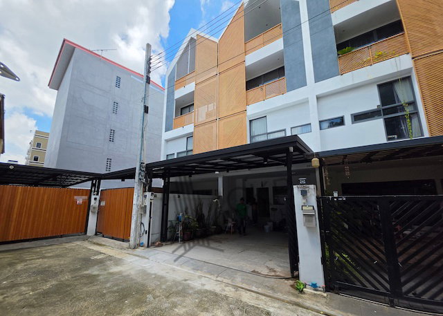 รูป L260161 | ให้เช่า ทาวน์โฮม 4 ชั้น The Loft by iZen – นาคนิวาส 48 สไตล์ Modern Loft ใจกลางลาดพร้าว ได้พื้นที่ใช้สอยระดับบ้านเดี่ยว - รูปที่ 2/20
