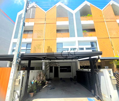 Home office for rent Bangkok : L260161 | 4-story townhome for rent at The Loft by iZen – Nak Niwat 48. Featuring a Modern Loft style in the heart of Lat Phrao.