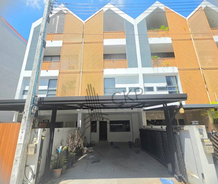 L260161 | 4-story townhome for rent at The Loft by iZen – Nak Niwat 48. Featuring a Modern Loft style in the heart of Lat Phrao.