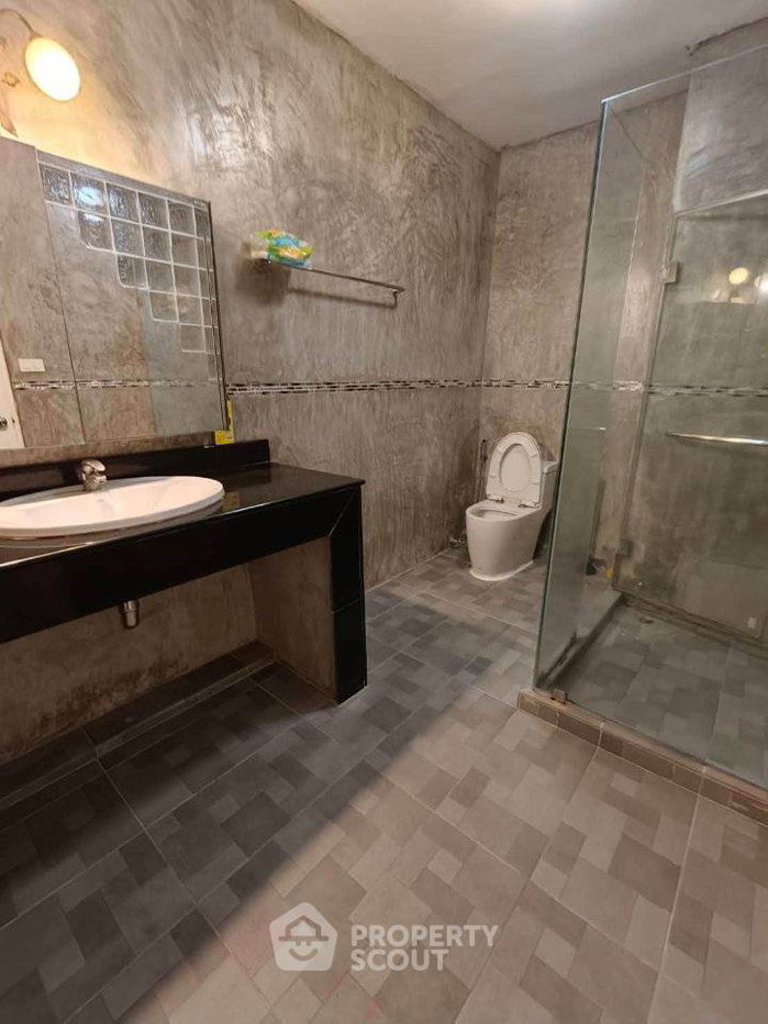 picture Pet-Friendly 4-BR Townhouse, BAAN KLANG MUANG RATCHADA 36, 100m To MRT Sutthisan (ID 3335292) - 11/13