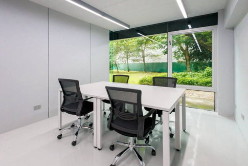 เซอร์วิสออฟฟิศให้เช่า ที่The Office Plus ในตัวเมืองเชียงใหม่ ย่านใจกลางธุรกิจ ส่วนหน้าอาคารแบบเปิดโล่งที่ให้ทัศนียภาพที่ชัดเจนในพื้นที่ทำงานแบบไดนามิก