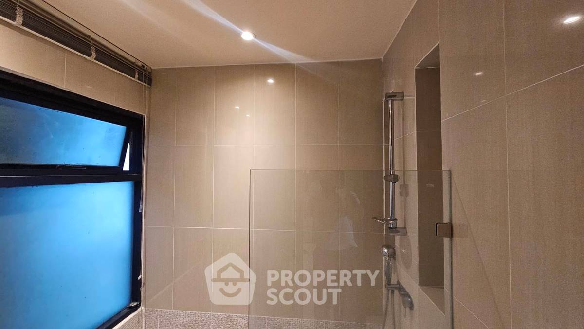picture High-Floor 1-BR At Sathorn Gardens Near MRT Silom (ID 510352) - 32/32