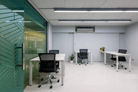 เซอร์วิสออฟฟิศให้เช่า ที่The Office Plus ในตัวเมืองเชียงใหม่ ย่านใจกลางธุรกิจ ส่วนหน้าอาคารแบบเปิดโล่งที่ให้ทัศนียภาพที่ชัดเจนในพื้นที่ทำงานแบบไดนามิก