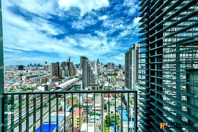 Condos for sale : Ready-to-move-in Condo, Central City Location Teal Sathorn-Taksin near BTS Wongwian Yai