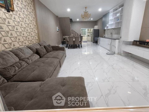 Pet-Friendly 4-BR Townhouse, BAAN KLANG MUANG RATCHADA 36, 100m To MRT Sutthisan (ID 3335292)