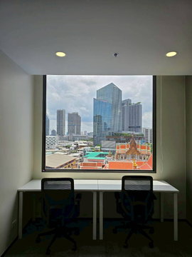 Voco Surawong provides a strategic workspace in the heart of Bangkok, near the Silom and Sathorn business districts.