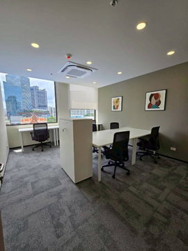 Voco Surawong provides a strategic workspace in the heart of Bangkok, near the Silom and Sathorn business districts.