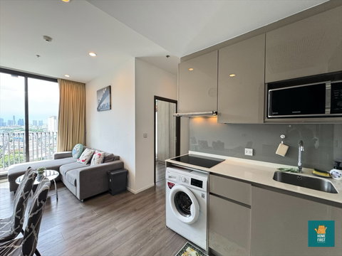 Whizdom Essence Sukhumvit, 2 bed 53 sq.m. fully furnished 35,000 Baht.