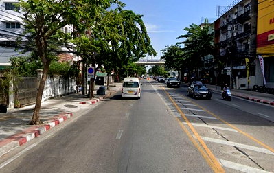 ขายที่ดิน : ขายที่ดินพร้อมสิ่งปลูกสร้าง ติดถนนอุดมสุข ใกล้ BTS อุดมสุข