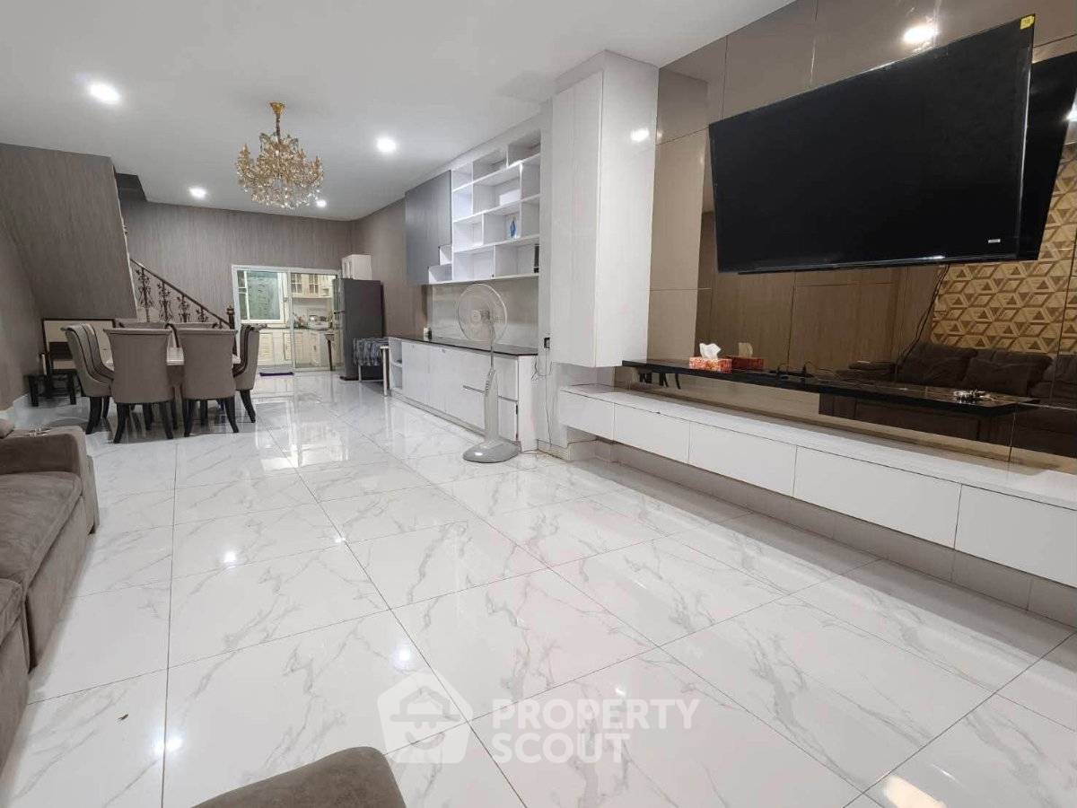 picture Pet-Friendly 4-BR Townhouse, BAAN KLANG MUANG RATCHADA 36, 100m To MRT Sutthisan (ID 3335292) - 12/13
