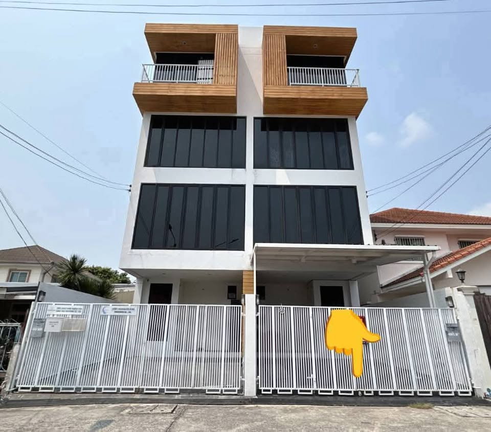 รูป ขายทาวน์โฮม 4 ชั้น ซอยสุขุมวิท 113 แยก 34 ทำเลดี ใกล้รถไฟฟ้า 2 สาย พร้อมอยู่ - รูปที่ 21/21