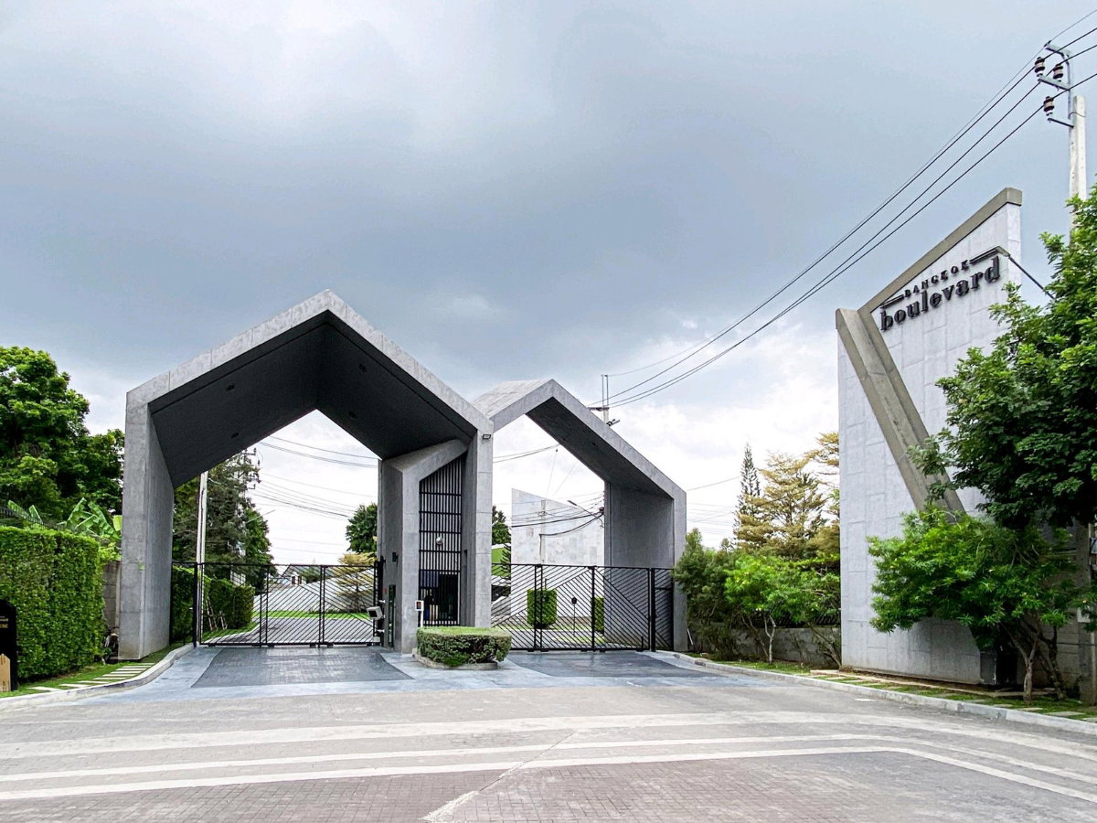 รูป ขายบ้านเดี่ยวหรูแปลงมุม Bangkok Boulevard สาทร-ปิ่นเกล้า 2 ติด Club House ตกแต่งพรีเมียมพร้อมอยู่ 4ห้องนอน 5ห้องน้ำ 3จอดรถ เพียง 15.2MB - รูปที่ 2/51
