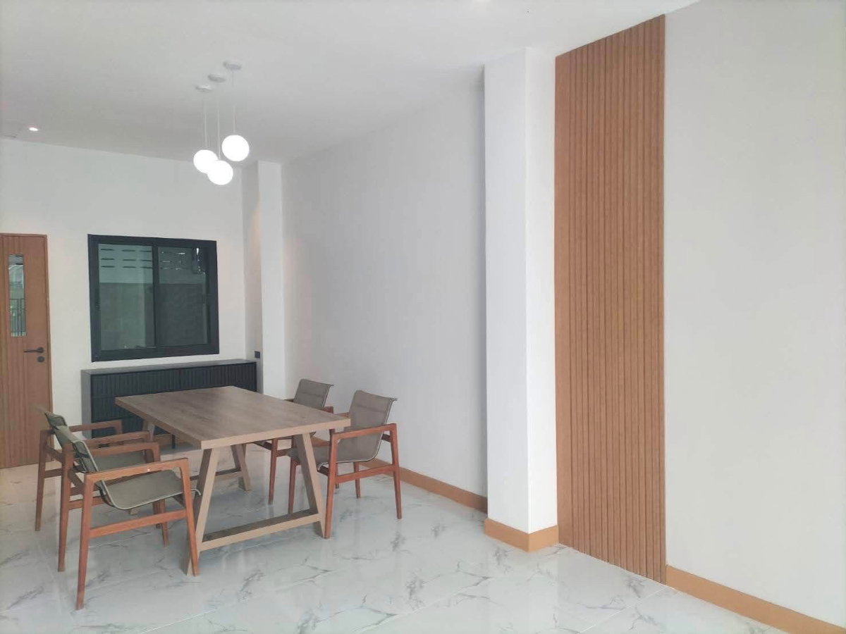 รูป 🏡✨ ให้เช่าทาวน์เฮ้าส์ 4 ชั้น ห้องมุม ซ.ศรีนครินทร์ 40 3 ห้องนอน 3 ห้องน้ำ บรรยากาศเหมือนบ้านเดี่ยว | รีโนเวตใหม่ | Fully Furnished - รูปที่ 5/19