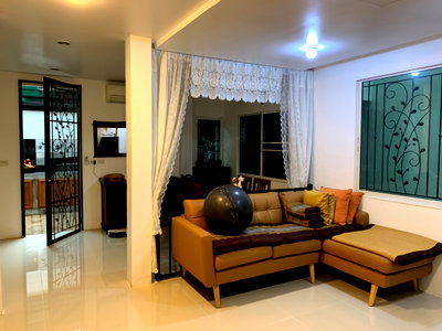 เช่าบ้านเดี่ยว หลักสี่พลาซ่า : ให้เช่าบ้าน happy home ดอนเมือง 52  ตรว  200 ตรม  3 ห้องนอน 3 ห้องน้ำ    เฟอร์และเครื่องใช้ไฟฟ้าครบ พร้อมอยู่ ทำเลสะดวกมาก
