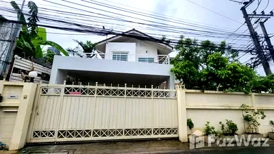 Houses for rent Srinakharinwirot University Prasanmit Campus : 2 Bedroom House for rent in Khlong Tan Nuea, Bangkok  6807956