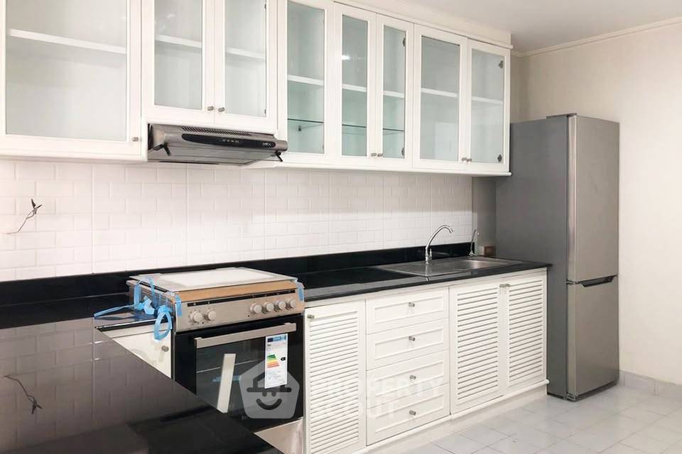 picture 2-BR Condo at Le Premier 1 Condominium near MRT Sukhumvit (ID 3342427) - 4/9