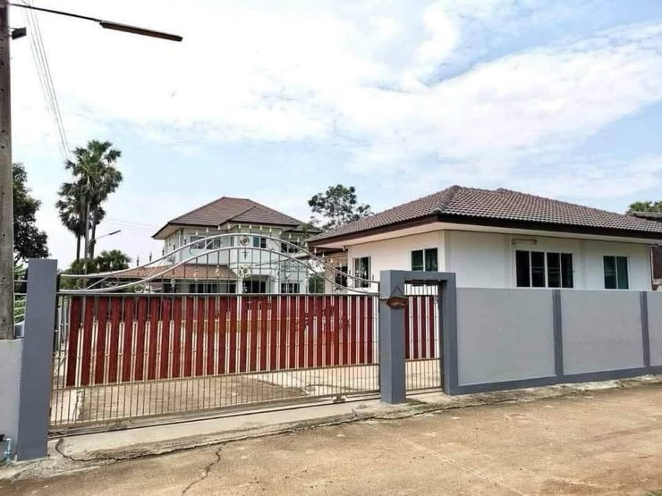 รูป ขายบ้าน 2 หลังในรั้วเดียว | ที่ดิน 207 ตร.วา | เมืองพิษณุโลก | เพียง 5.5 ล้านบาท - รูปที่ 2/17