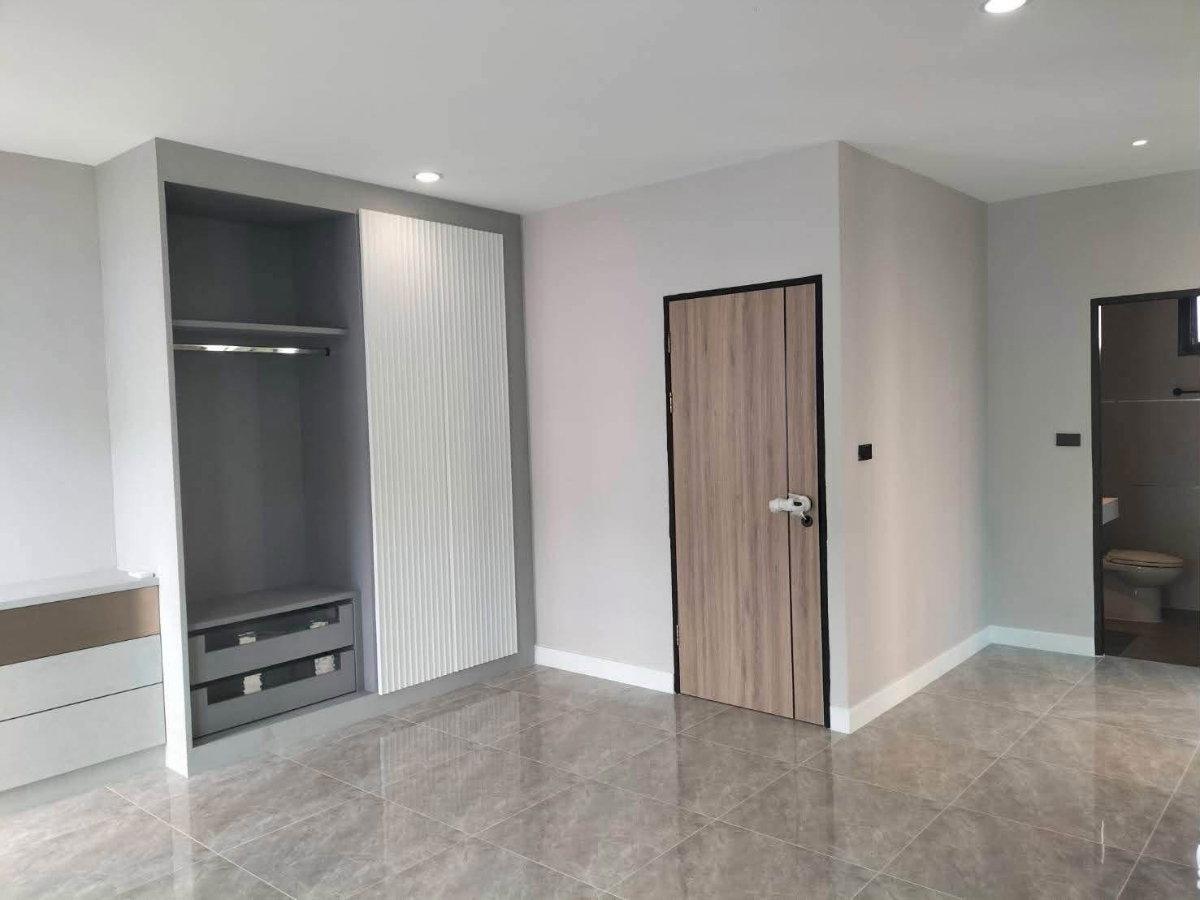 รูป 🏡✨ ให้เช่าทาวน์เฮ้าส์ 4 ชั้น ห้องมุม ซ.ศรีนครินทร์ 40 3 ห้องนอน 3 ห้องน้ำ บรรยากาศเหมือนบ้านเดี่ยว | รีโนเวตใหม่ | Fully Furnished - รูปที่ 13/19