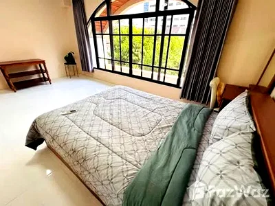 Houses for rent Srinakharinwirot University Prasanmit Campus : 4 Bedroom House for rent in Khlong Toei Nuea, Bangkok  6792882