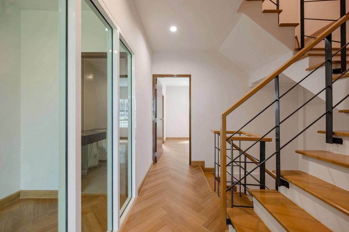 รูป 🏡✨ ทาวน์โฮมรีโนเวทใหม่ ลาดพร้าว–นาคนิวาส 48 4 ห้องนอน 5 ห้องน้ำ Modern Loft | พื้นที่ใหญ่ | ฟังก์ชันครบ - รูปที่ 2/6
